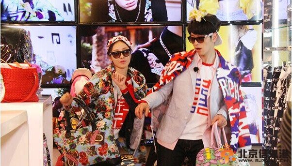 《如果爱》柳岩与2PM灿盛温馨游首尔 夸张走秀瞬间变“逗比夫妇”