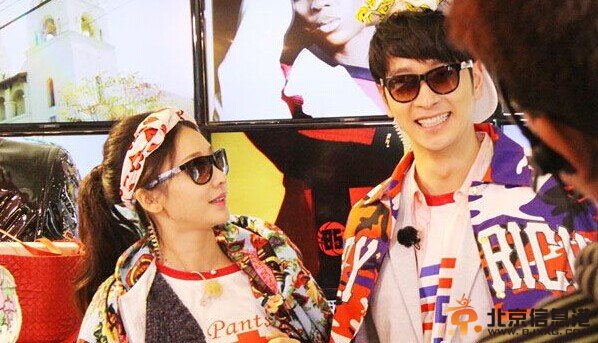 《如果爱》柳岩与2PM灿盛温馨游首尔 夸张走秀瞬间变“逗比夫妇”