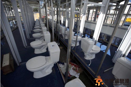 世界杯无墙卫生间:仅安装座便器无墙壁成露天厕所【图】