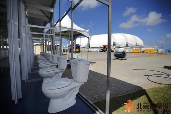 世界杯无墙卫生间:仅安装座便器无墙壁成露天厕所【图】