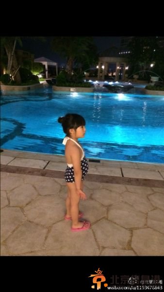 李湘晒女儿王诗龄泳装照 Angela圆胖小肚子成亮点