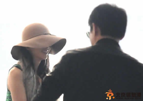 爆乳美腿林志玲虹桥机场现身 疑似绯闻男友亲自接机