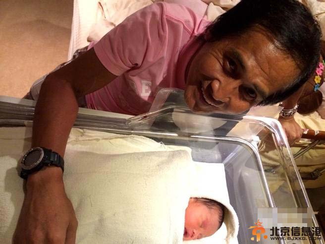 齐秦剖腹产儿子照片首曝光 母子平安儿女双全