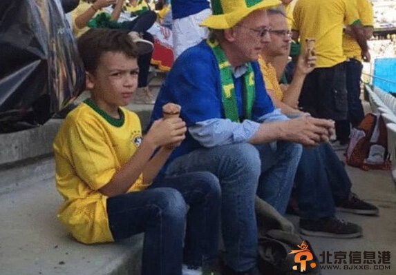 揭幕战球迷助威巴西被坑惨 票价昂贵竟坐水泥地