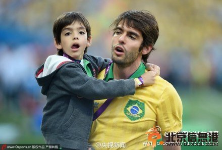 卡卡抱着儿子现身场边 与队友拥抱并加油助威