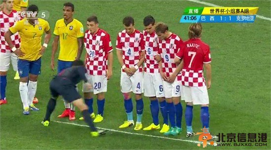 世界杯揭幕战首现神器人墙定位喷雾剂 裁判被吐槽蜘蛛侠(图)