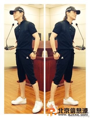 李咏大学讲课受欢迎 零距离互动气氛融洽