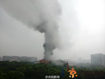 成都一制药厂发生爆炸引发火灾(图)