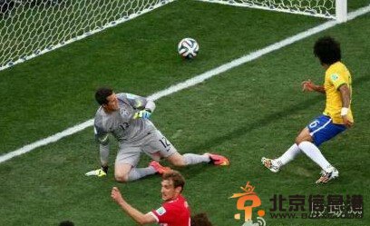 巴西乌龙球 裁判拿出石灰瓶喷出
