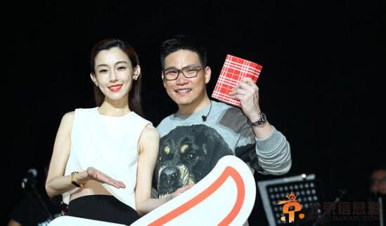 苏永康(微博)演唱会上范玮琪(微博)(微信号：to_get_her_fanfan)露面。