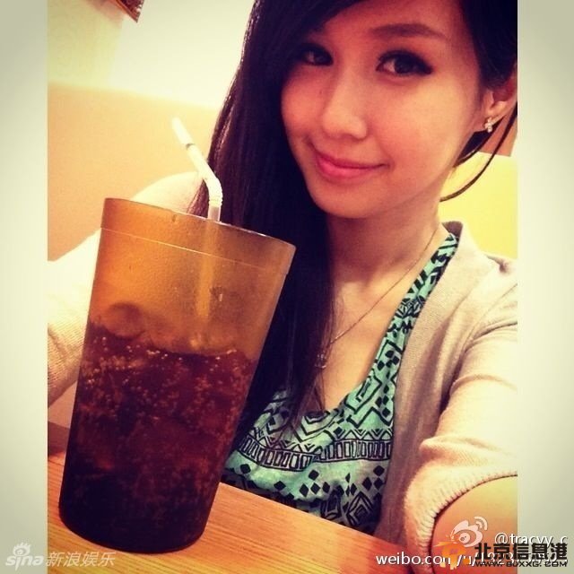 柯震东新欢女友Tracy海量私照曝光 长发披肩清纯可爱