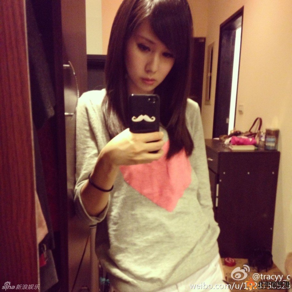 柯震东新欢女友Tracy海量私照曝光 长发披肩清纯可爱