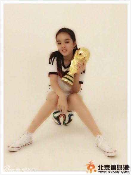 李咏女儿变身足球宝贝 青春美少女拍写真助力世界杯