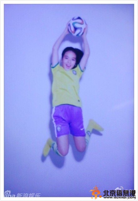 李咏女儿变身足球宝贝 青春美少女拍写真助力世界杯