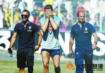 C罗训练提前退场左膝盖挂冰袋难掩失望表情（图）