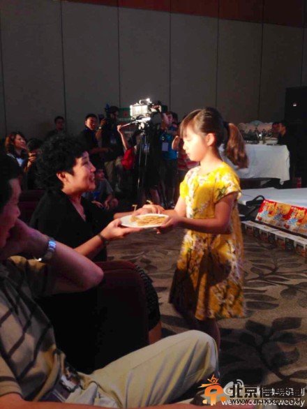 爸爸去哪儿第二季北京发布会现场高清大图 黄多多为黄磊真被父亲节礼物