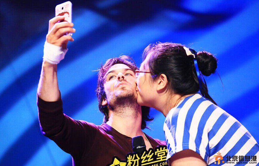 《吸血鬼日记》Damon扮演者伊恩空降上海 与粉丝热吻和交杯酒