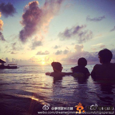 林志颖一家三口马尔代夫度假照片高清大图 陈若仪晒美腿秀与kimi合照