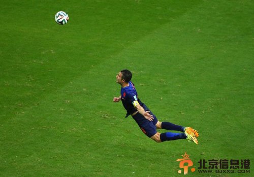 范佩西头球破门 “飞鱼”范佩西就此成经典!【图】
