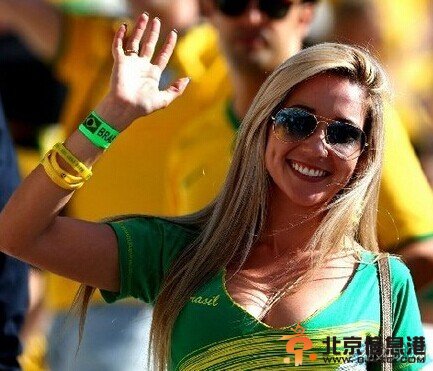 女球迷斗艳
