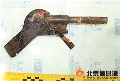 犯罪嫌疑人带到现场的自制手枪