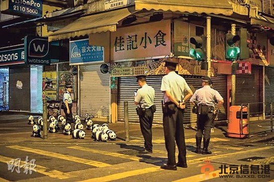 纸熊猫热潮席卷香港警察也“忍不住”合影（图）