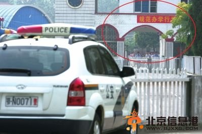 10日，大批警方在学校进行勘察，红圈内为嫌犯当时绑架人质现场。图/CFP