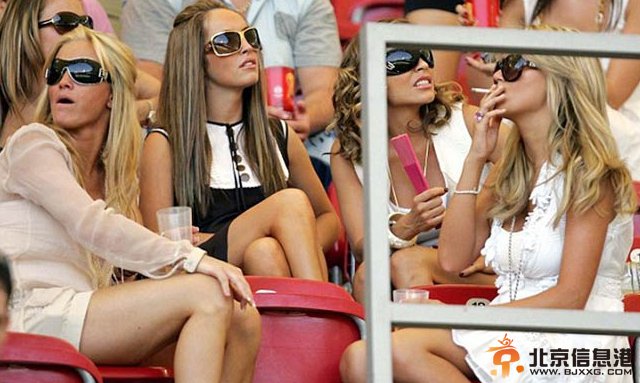 英格兰太太团风骚女流氓 “胸有大器”香艳四射