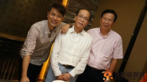 李克勤跟爸爸(中)与岳父（右）一起庆祝父亲节。