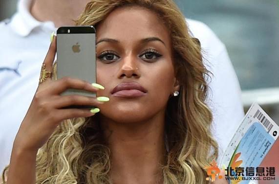 英格兰vs意大利 巴神美丽女友场边助阵[图]