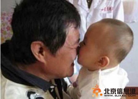 赵本山与外孙顶鼻亲吻显温馨 （资料图）