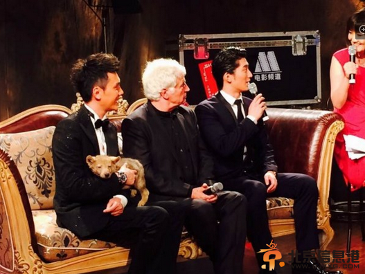 上海国际<a href='http://www.bjxxg.cn/ent/dianying/' target='_blank'><u>电影</u></a>节2014开幕式 冯绍峰怀抱小狼展狼爸父爱