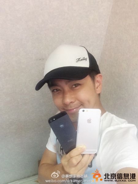 林志颖手拿iPhone 5s和iPhone 6