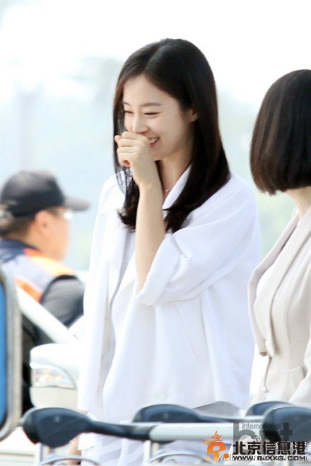 金泰熙机场照高清大图 金泰熙赴中国拍<a href='http://www.bjxxg.cn/ent/dianshi/' target='_blank'><u>电视</u></a>剧《书圣王羲之》