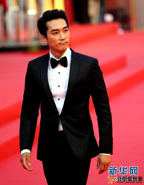 上海国际电影节2014开幕式女星性感PK 朴信惠黑镂空裙野性出场完胜深V露半球林志玲