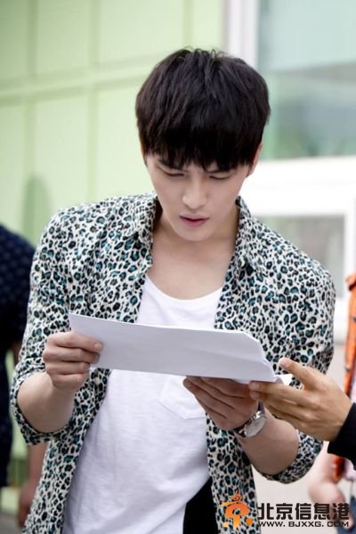 《triangle》拍摄现场花絮照剧照公开 JYJ金在中时刻手拿剧本被赞敬业