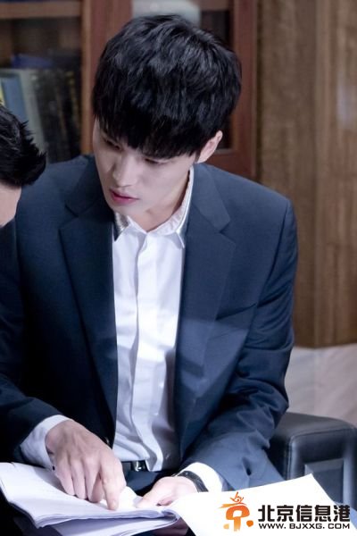 《triangle》拍摄现场花絮照剧照公开 JYJ金在中时刻手拿剧本被赞敬业