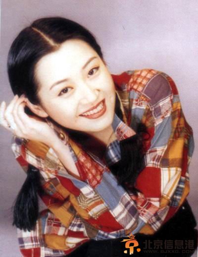 许晴早期生活照曝光 长发妩媚神似张曼玉