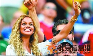 巴神进球献飞吻含情脉脉为未婚妻范妮（图）