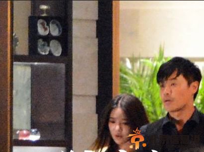 陈思成出轨夜会妙龄女子 干柴烈火6小时牵手过街