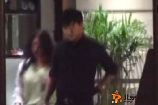 陈思成出轨夜会妙龄女子 干柴烈火6小时牵手过街