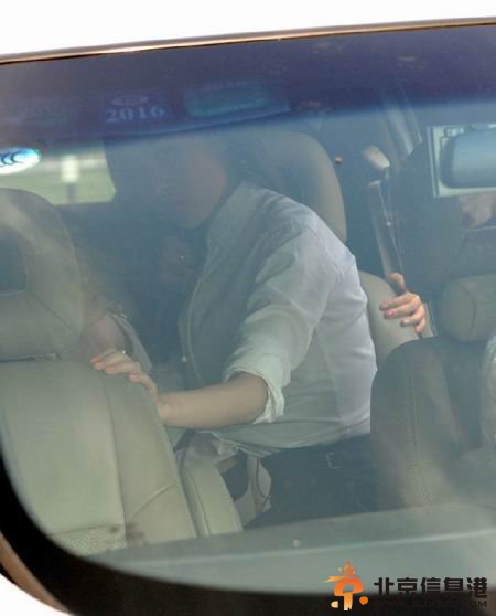 倪妮车内换衣遭偷拍 怒斥狗仔