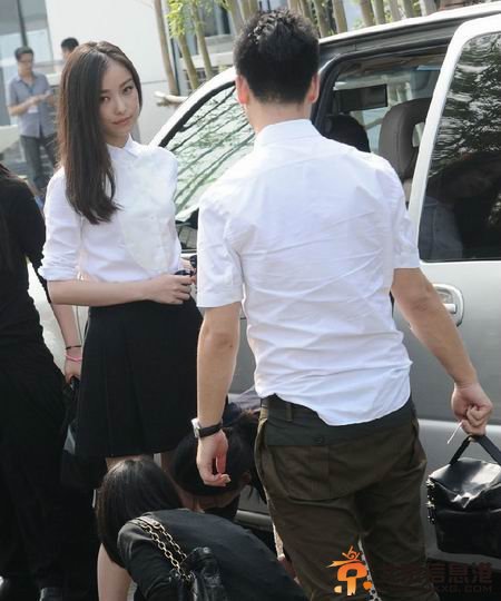 倪妮车内换衣遭偷拍 怒斥狗仔