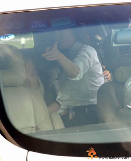 倪妮车内换衣遭偷拍 怒斥狗仔