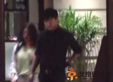 陈思成出轨夜会妙龄女子 干柴烈火6小时牵手过街