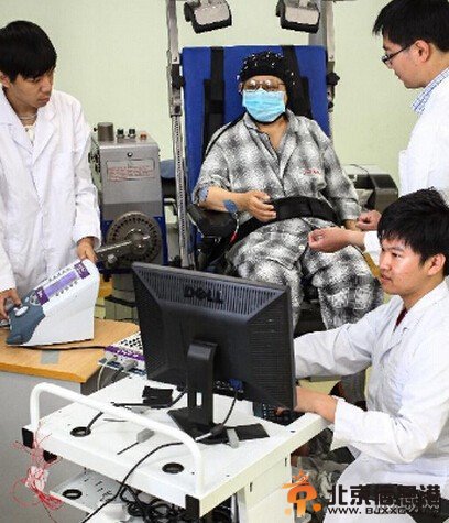 意念控制机器人问世 瘫痪人士独立生活燃起新希望
