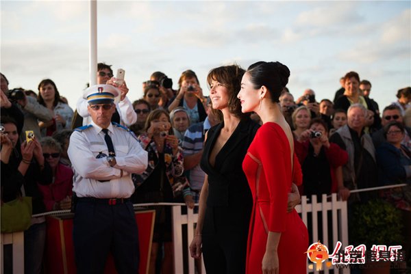 章子怡成浪漫电影节首位获奖华人影星 苏菲玛索颁奖