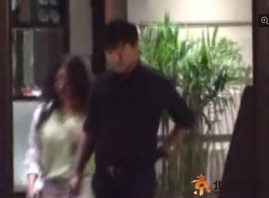 陈思诚密会妙龄女子 手拉手公寓独处2小时