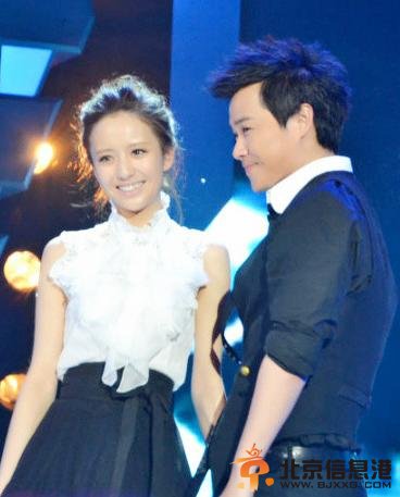 陈思成出轨夜会妙龄女子 干柴烈火6小时牵手过街