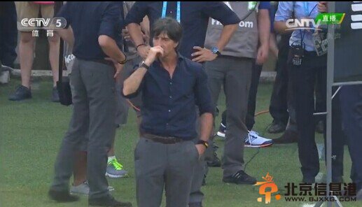 德国队主教练勒夫挖鼻屎后与队员握手 看吐女球迷【爆笑】